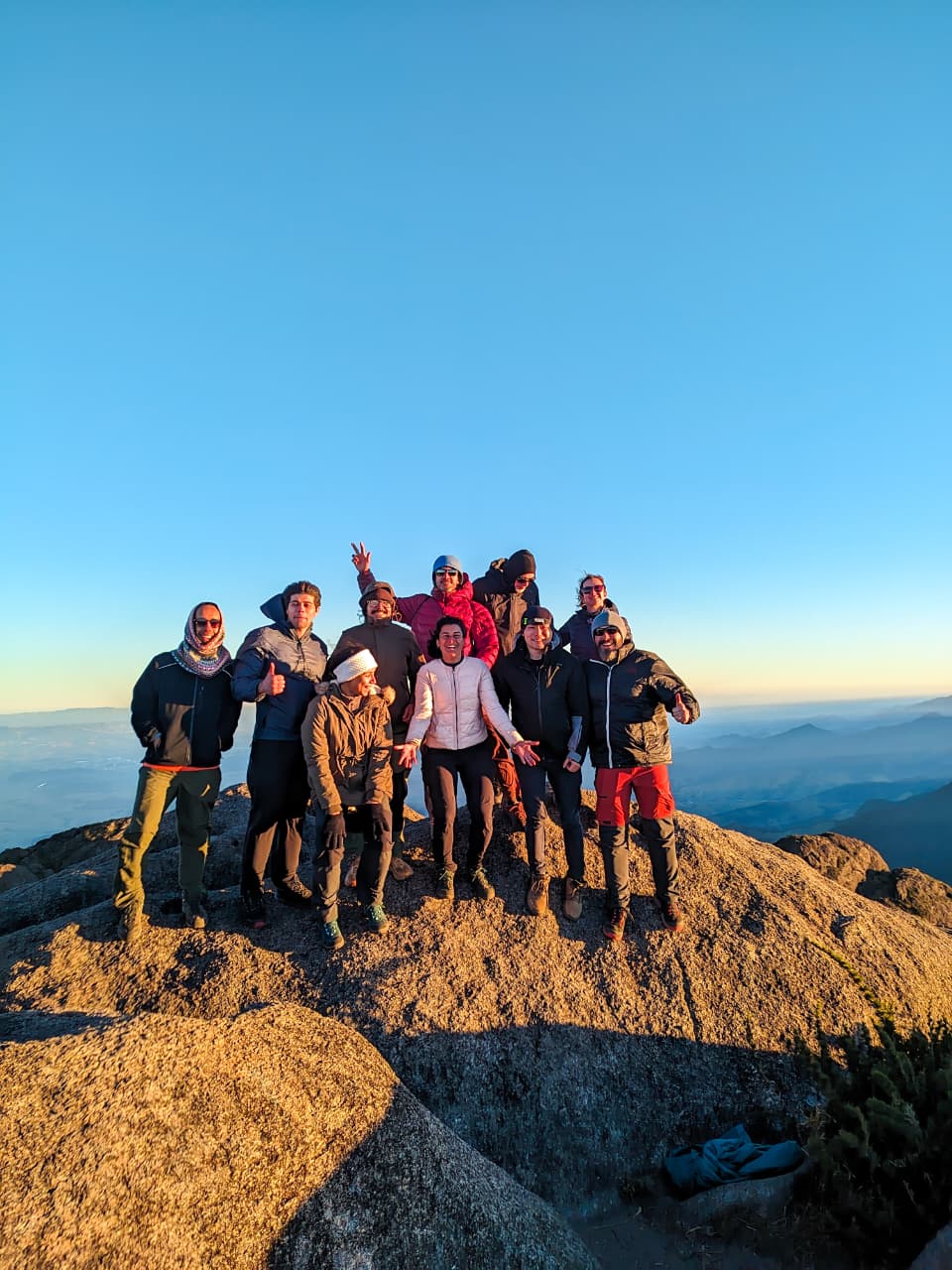 Grupo reunido em uma experiência de montanha